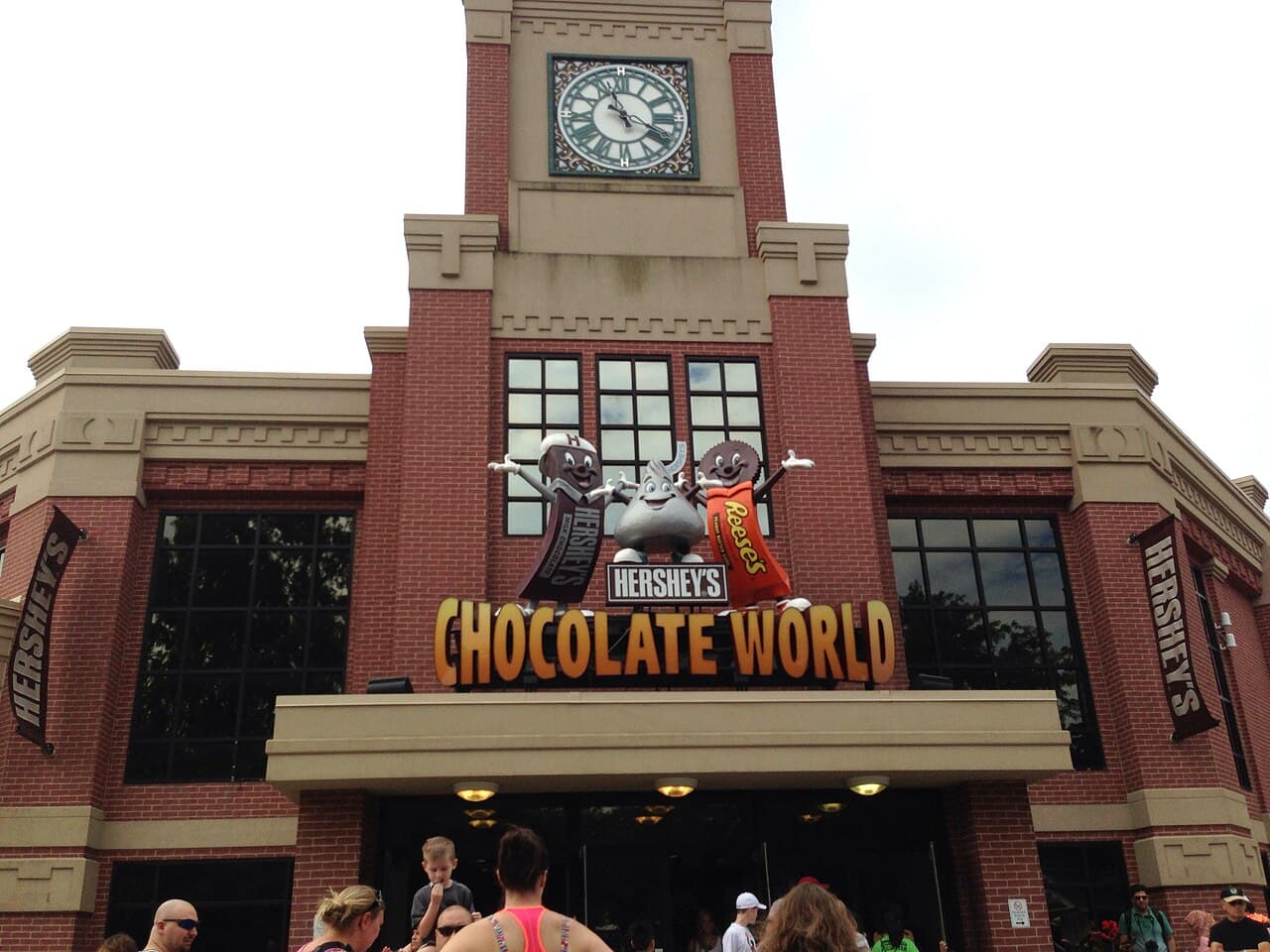 Hershey's Chocolate World building beside Hersheypark